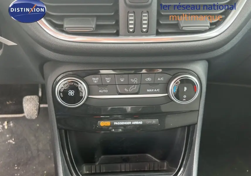 Vue rapprochée de la console centrale du Ford Puma gris 2021, avec commandes de climatisation et ventilation visibles.