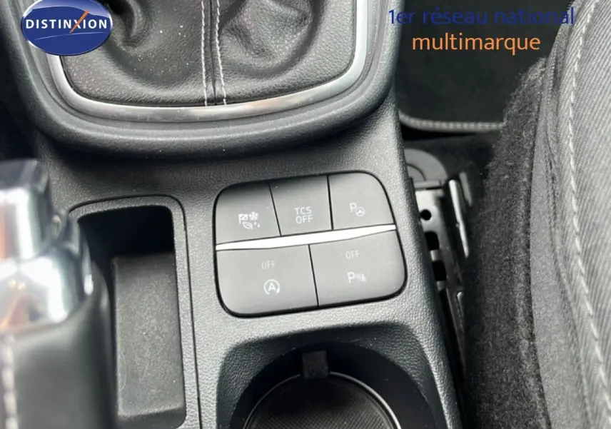 Gros plan sur la console centrale du Ford Puma gris 2021, montrant levier de vitesse manuel et boutons de contrôle.