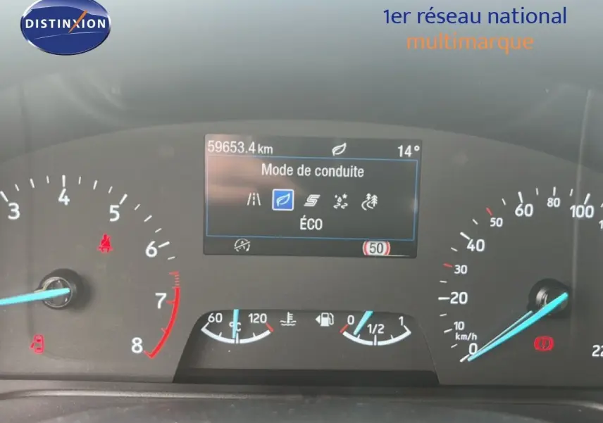 Tableau de bord du Ford Puma gris 2021, affichage digital mode de conduite Éco, vue frontale rapprochée.