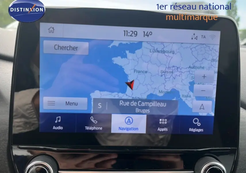 Vue intérieure sur l’écran tactile de navigation du Ford Puma gris, version Titanium 2021, affichant une carte de France.