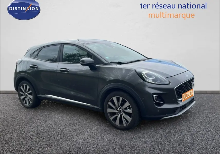 Ford Puma gris en 3/4 avant droit, mettant en valeur ses lignes fluides et ses jantes alliage distinctives.