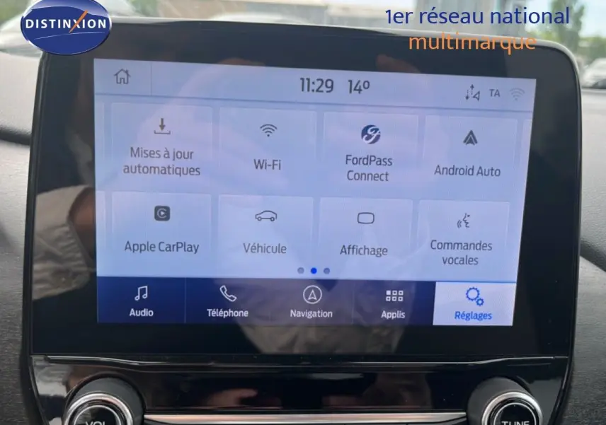 Écran tactile central du Ford Puma gris 2021, affichant le menu des réglages avec connectivités Apple CarPlay et Android Auto.