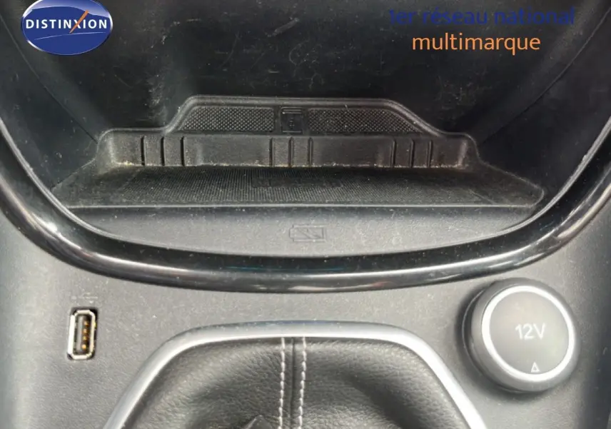 Gros plan sur la console centrale du Ford Puma gris 2021, montrant prise USB, prise 12V et rangement devant levier de vitesses.