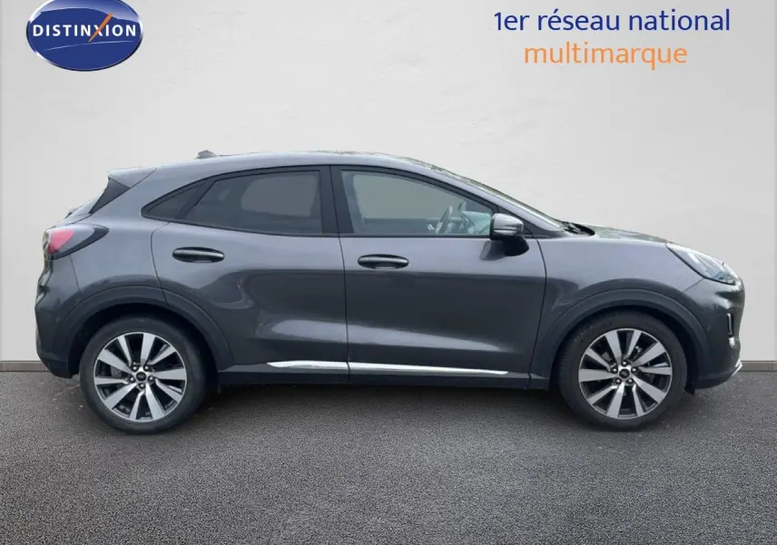 Ford Puma gris 3/4 profil gauche, version Titanium 2021 avec jantes alliage distinctives.