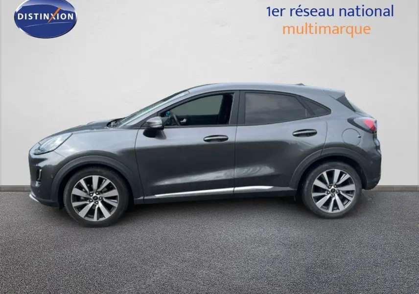 Ford Puma gris en vue de profil côté gauche, soulignant ses jantes alliage et sa silhouette compacte.