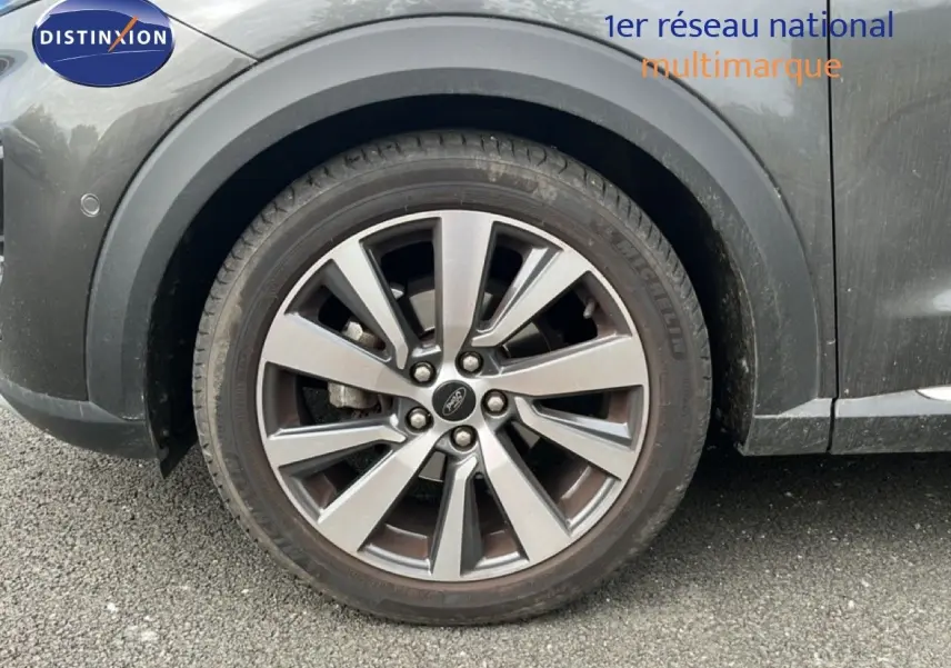 Gros plan sur la roue avant gauche du Ford Puma gris 2021 avec jante alliage et logo Ford au centre.