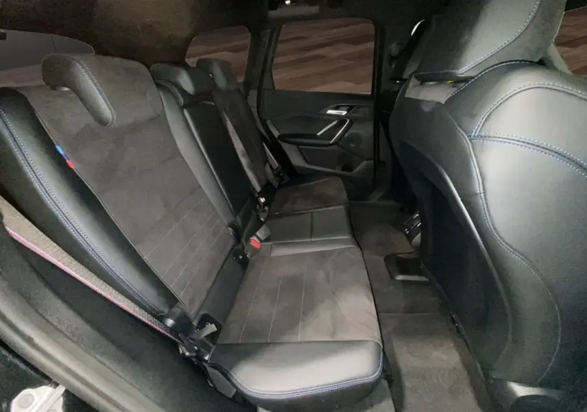 Vue intérieure côté gauche des sièges arrière noirs en cuir et alcantara du BMW X1 xDrive20d M Sport PRO 2025.