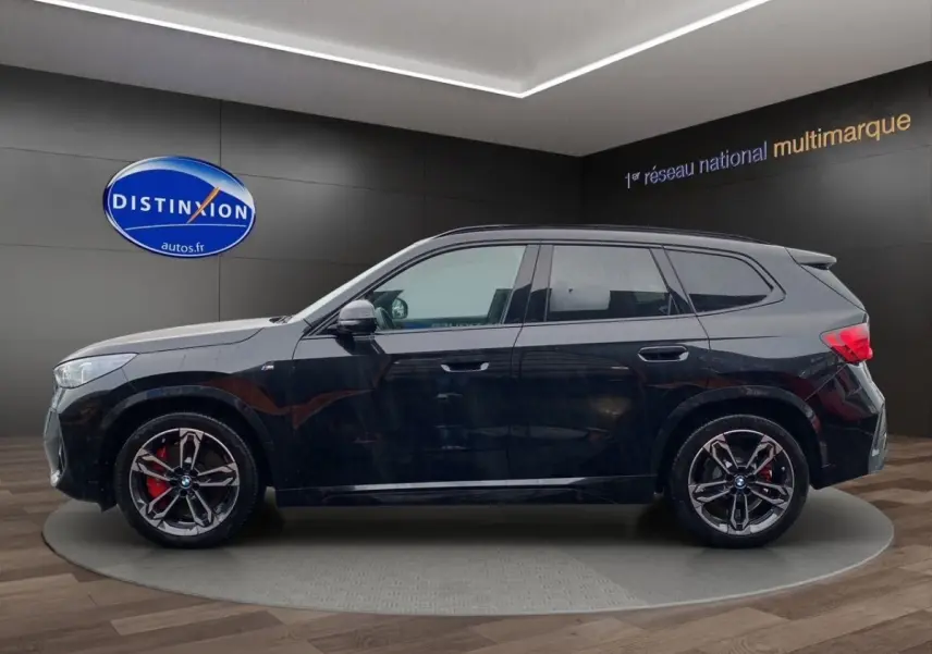 BMW X1 xDrive20d M Sport PRO noir vue de profil côté gauche avec jantes sport et étriers rouges visibles
