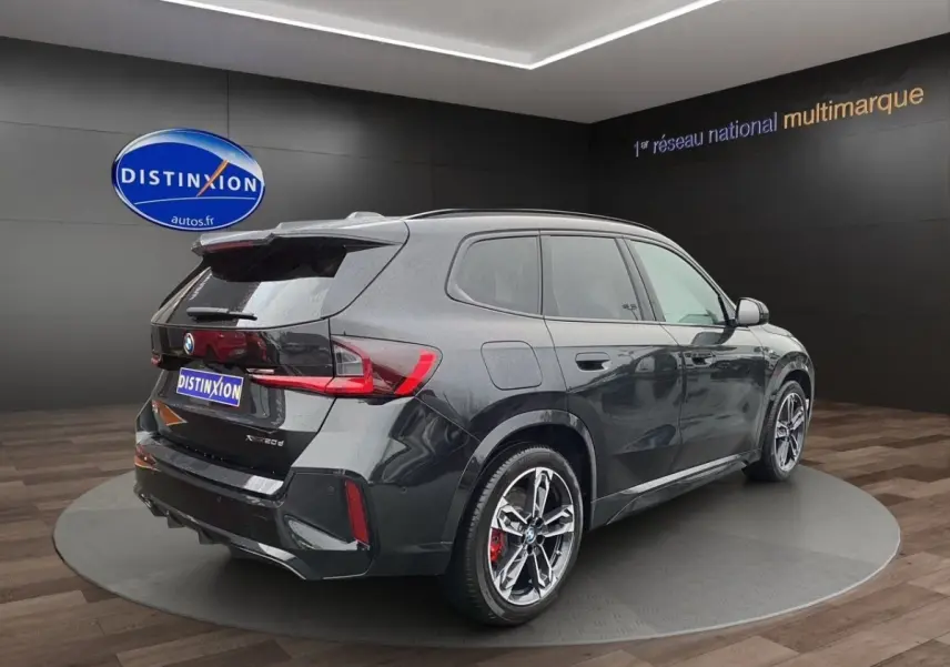 BMW X1 xDrive20d M Sport PRO noir vue 3/4 arrière droit, jantes alliage et feux LED distinctifs visibles.