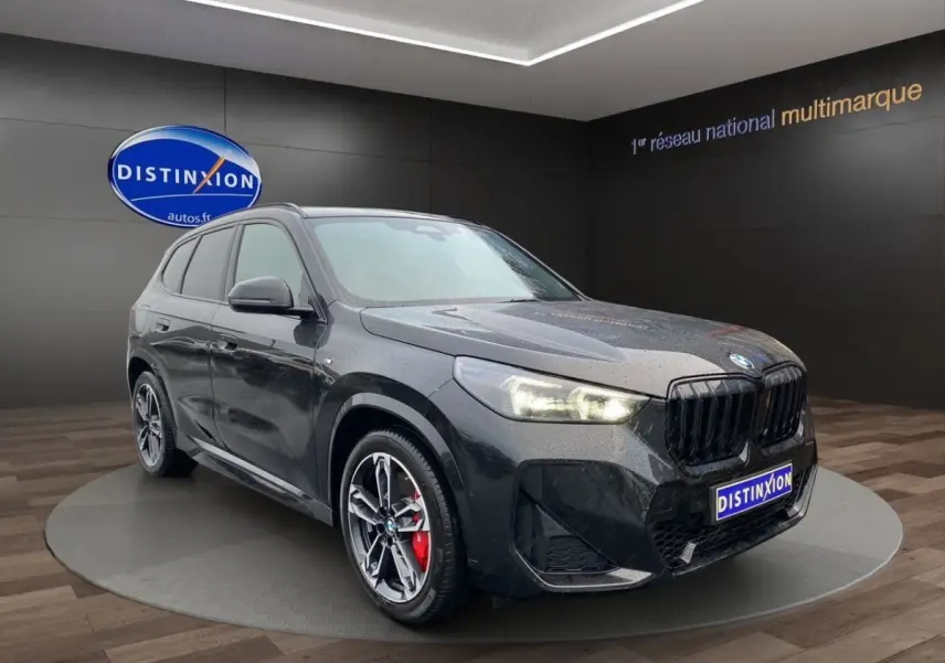 BMW X1 xDrive20d M Sport PRO noir, vue 3/4 avant droit avec jantes sport et calandre noire brillante.