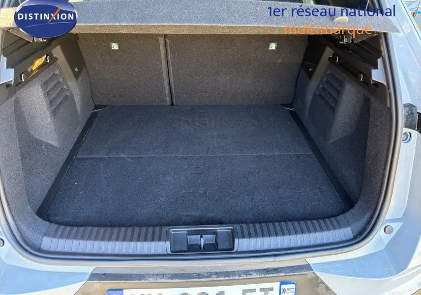 Coffre ouvert vu de l'arrière d'une Renault Symbioz gris Rafale métal, montrant un espace de chargement propre et spacieux.