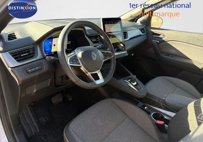 Vue intérieure côté conducteur du Renault Symbioz 2025, avec tableau de bord numérique et écran tactile vertical.