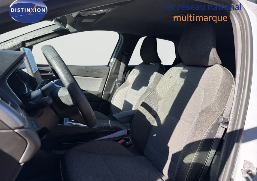 Vue intérieure côté conducteur de la Renault Symbioz 2025, sièges tissu gris clair avec surpiqûres jaunes.