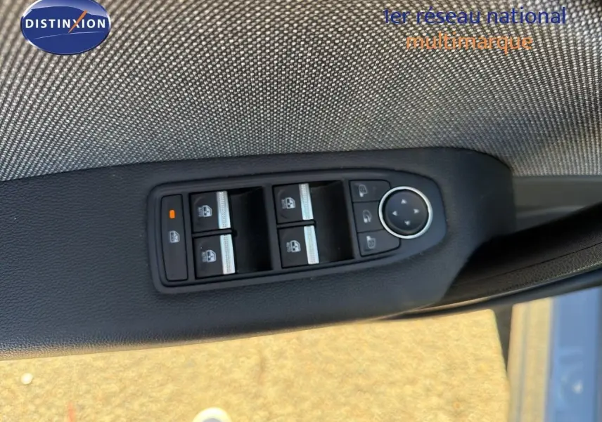 Commande des vitres électriques et réglage des rétroviseurs sur la porte côté conducteur d'une Renault Symbioz gris Rafale.