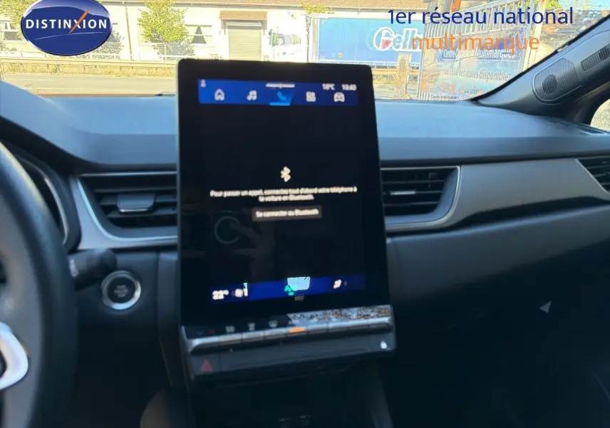 Vue intérieure centrée sur l'écran tactile vertical du tableau de bord du Renault Symbioz 2025, finition gris noir.