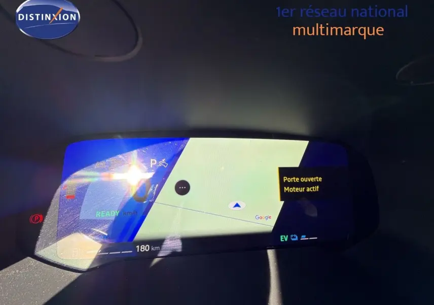 Écran numérique du tableau de bord du Renault Symbioz 2025 affichant la navigation et l'alerte porte ouverte.