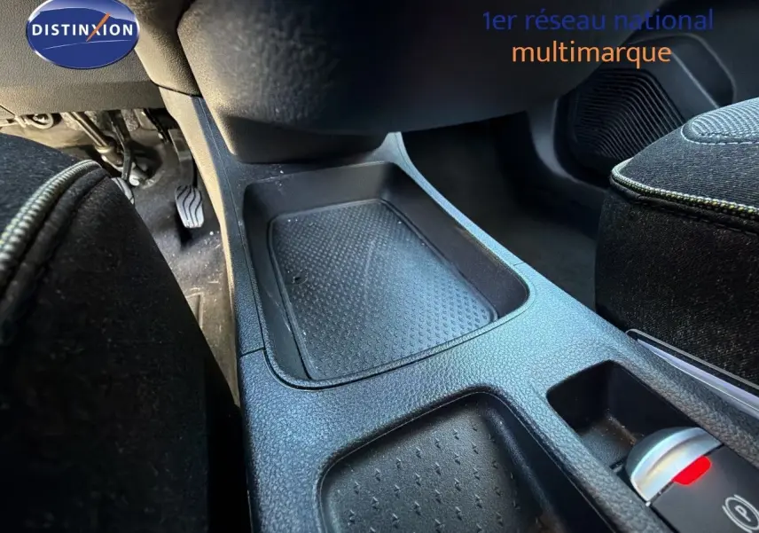 Gros plan sur la console centrale noire intérieure du Renault Symbioz 2025, version hybride, sans éléments décoratifs visibles.