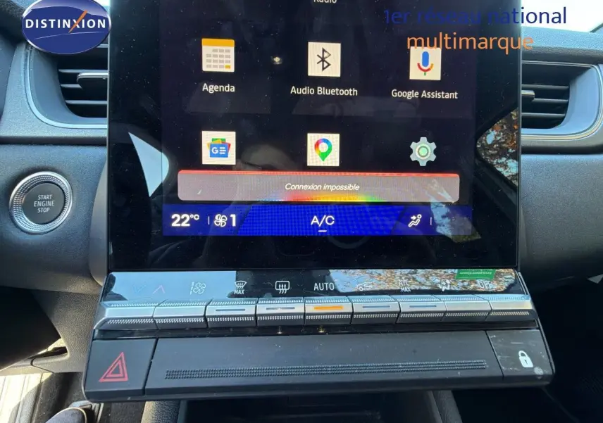 Vue rapprochée de l’écran tactile central et des commandes de climatisation du Renault Symbioz gris Rafale, intérieur moderne et épuré.