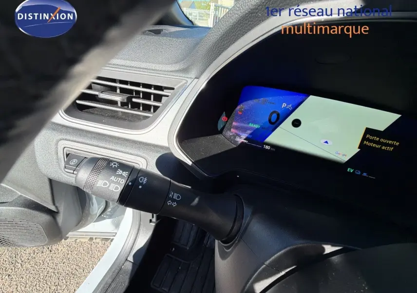 Détail du tableau de bord côté gauche du Renault Symbioz gris Rafale, avec écran digital et commandes d'éclairage visibles.
