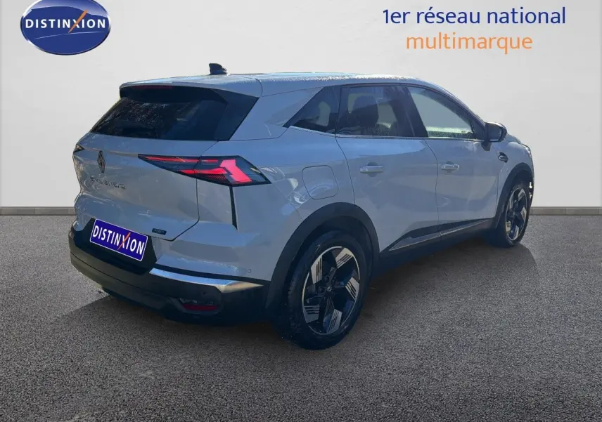 Renault Symbioz gris Rafale métal en 3/4 arrière droit, avec feux arrière LED et jantes noires bicolores.