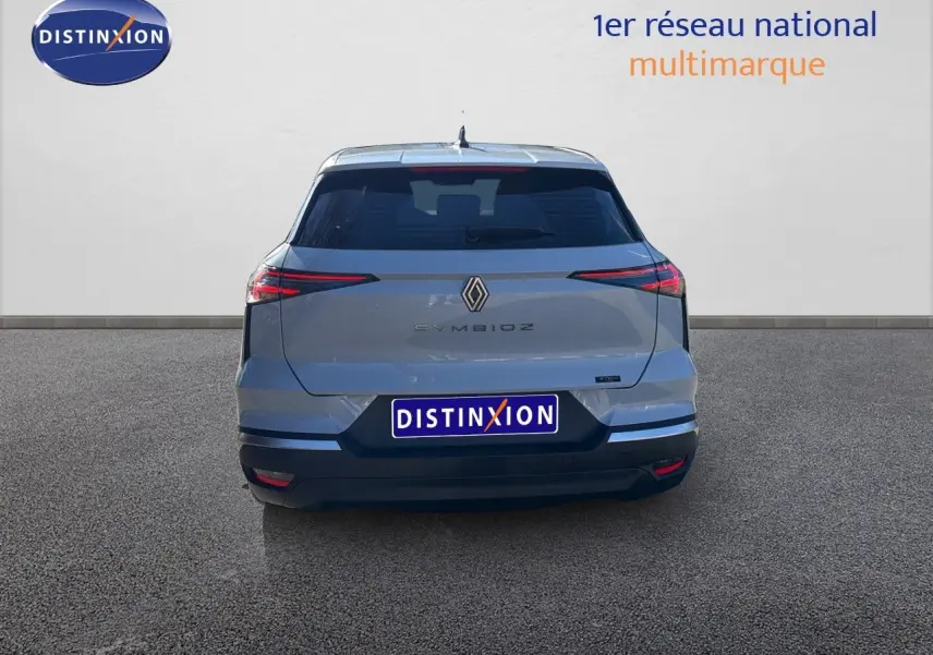 Vue arrière d'une Renault Symbioz gris Rafale métal 2025 avec feux LED fins et logo centré sur fond neutre.