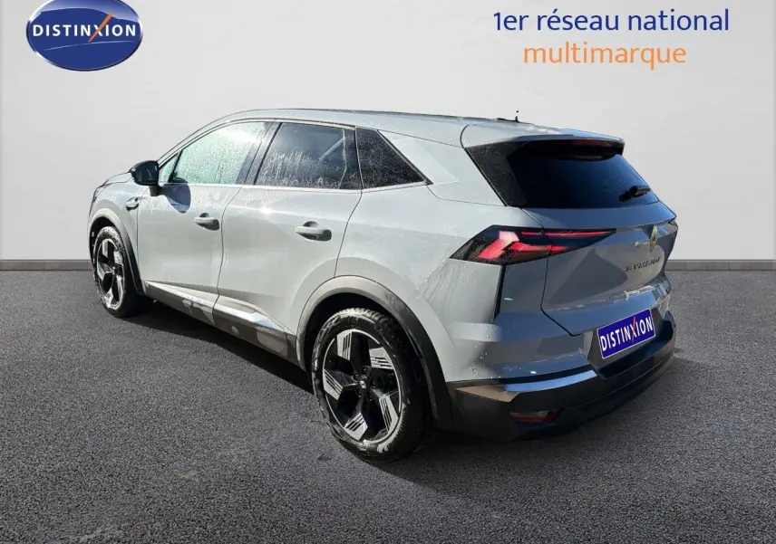Vue 3/4 arrière droite d'un Renault Symbioz gris Rafale métal avec feux LED et jantes noires distinctives.