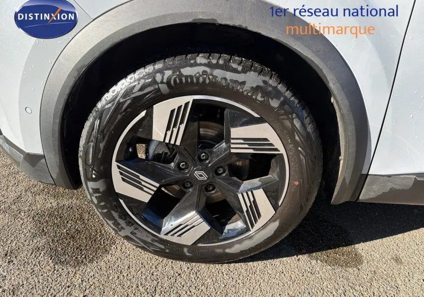 Gros plan sur la roue avant gauche d’un Renault Symbioz gris Rafale, jante alliage noire et argentée au design moderne.