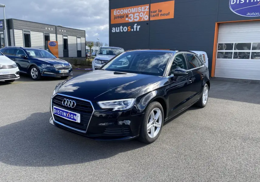 Audi A3 Sportback noir mythic metal vue 3/4 avant droit avec calandre chromée et phares LED au Xénon Plus.