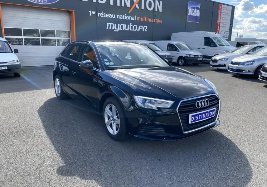 Audi A3 Sportback noir mythic metal vue 3/4 avant droit, avec calandre hexagonale et jantes argentées.