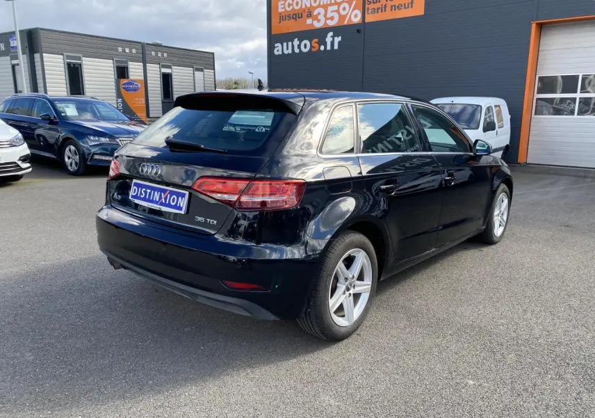 Audi A3 Sportback noir mythic metal vue 3/4 arrière droit, avec jantes alliage et feux arrière LED distinctifs.