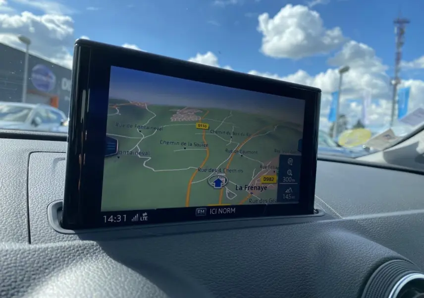 Écran de navigation MMI plus affichant une carte, intérieur d'Audi A3 Sportback 2020 vue côté passager.