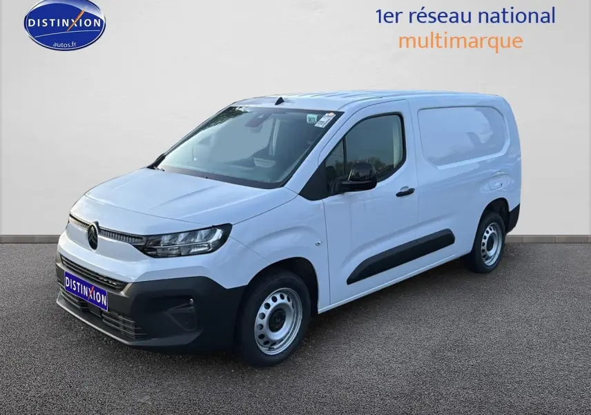 Vue 3/4 avant droite d’un Citroën Berlingo Fourgon XL blanc avec porte latérale coulissante et jantes acier.