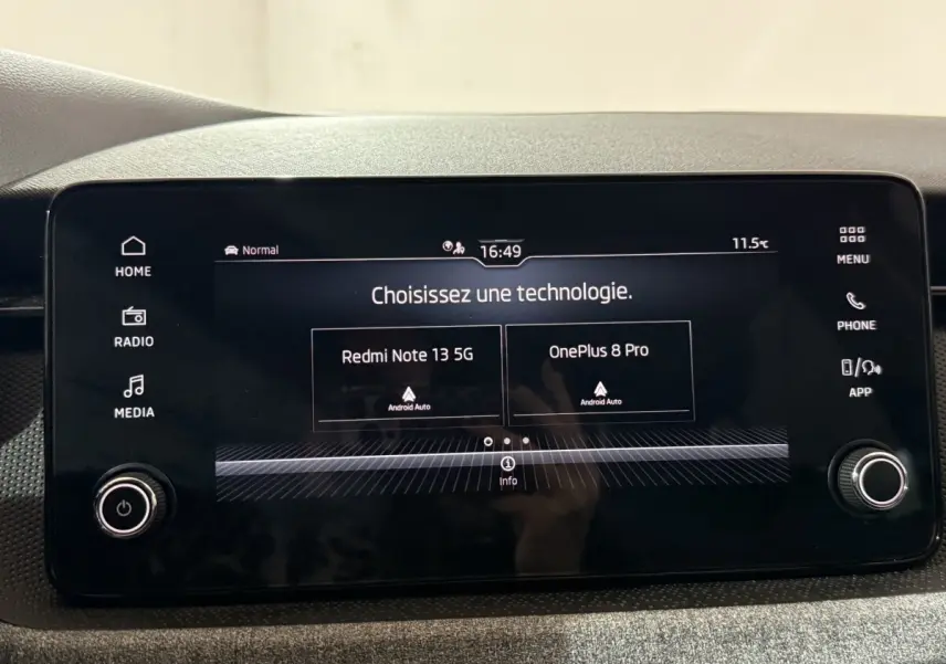 Écran tactile central du tableau de bord de la Skoda Kamiq 2024 affichant le choix entre deux technologies Android Auto.