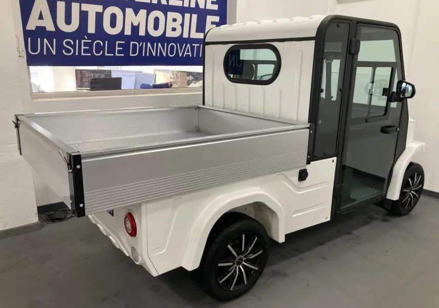Vue 3/4 arrière droite du pick-up électrique blanc Liberty L7E H2 160 avec kit ridelles et jantes alliage 13 pouces.