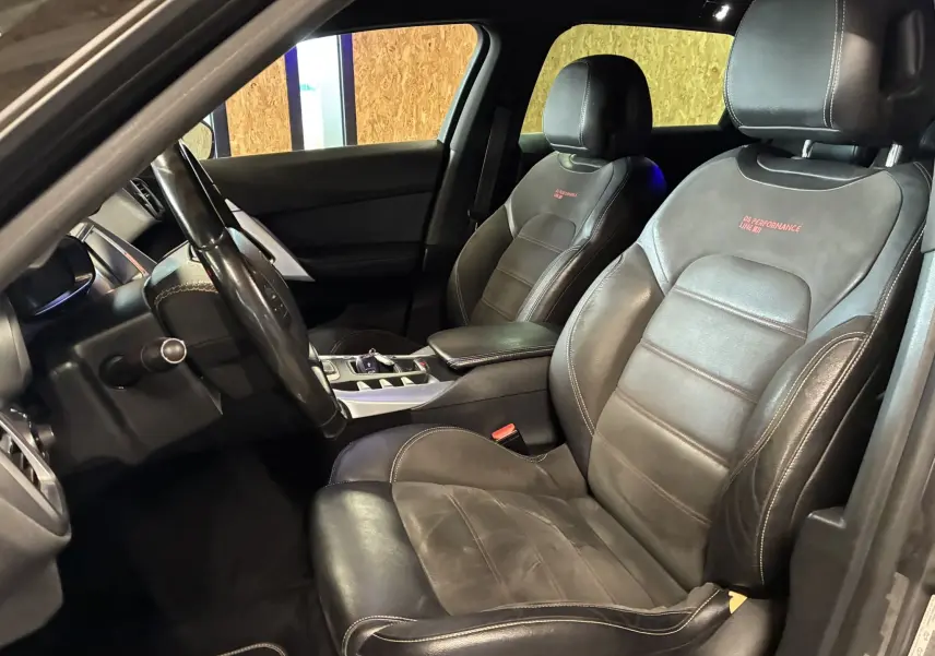 Vue intérieure côté conducteur de la DS5 2018, sièges noirs en cuir avec inscription rouge "DS Performance Line".