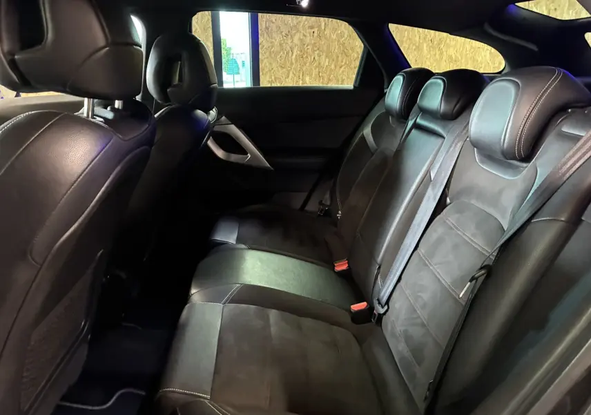 Vue intérieure des sièges arrière en cuir noir de la DS5 2.0 BlueHDi 180, avec ceinture de sécurité visible.