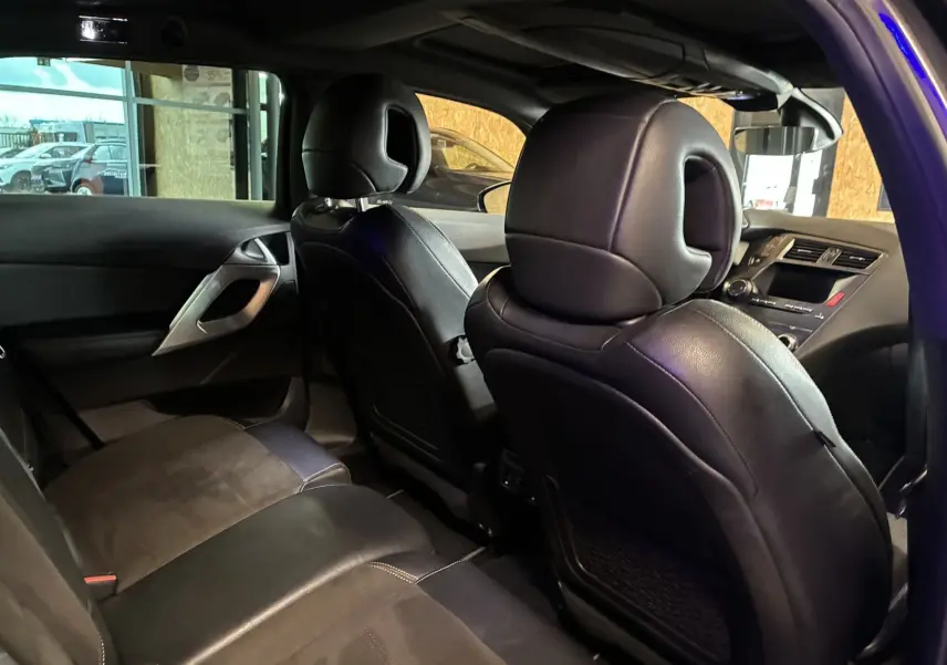 Vue intérieure arrière de la DS5 2018, sièges en cuir noir et alcantara, tableau de bord visible côté droit.