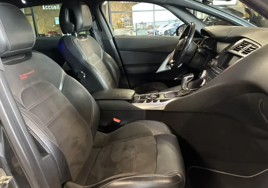 Vue intérieure côté conducteur du DS5 gris 2018, sièges noirs en cuir et alcantara avec logo DS Performance brodé.
