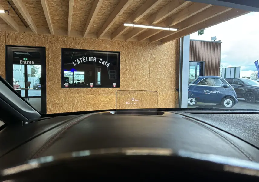 Vue intérieure du tableau de bord d'une DS5 2.0 BlueHDi 180 gris, avec affichage tête haute en transparence.