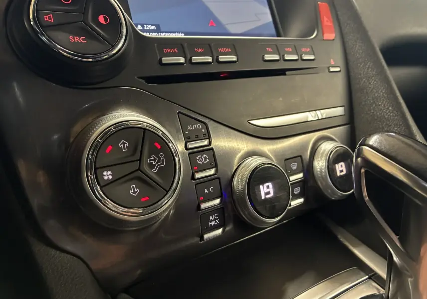 Vue rapprochée du tableau de bord noir du DS5 2.0 BlueHDi 180, montrant les commandes de climatisation et la console centrale.