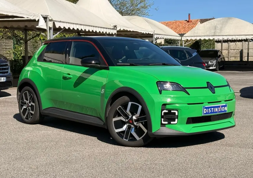 Renault R5 E-TECH électrique vert Pop vue 3/4 avant avec toit noir étoile et jonc rouge alu.