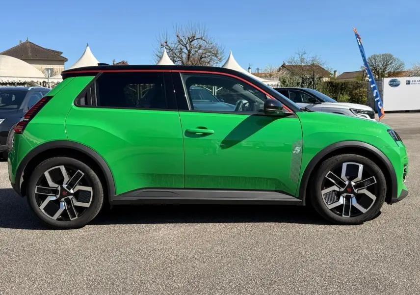 Profil droit d'une Renault R5 E-TECH 100% électrique 2024 en vert Pop avec toit noir étoile et jantes bi-ton.