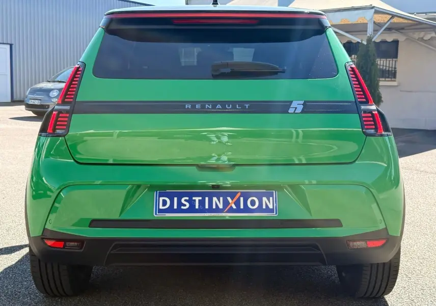 Vue arrière d'une Renault R5 E-TECH électrique 2024 en vert Pop avec toit noir et feux LED verticaux distinctifs.