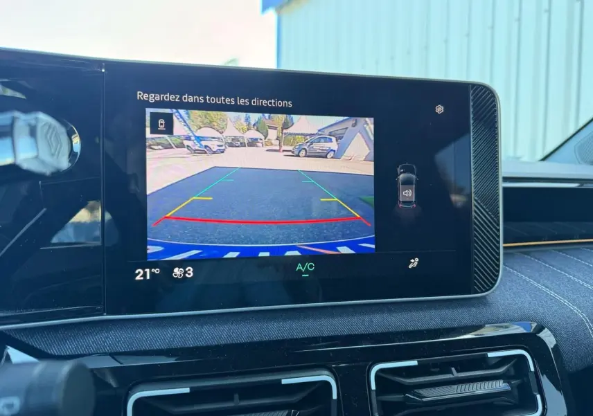 Écran multimédia de la Renault R5 E-TECH montrant la caméra de recul avec affichage des lignes de guidage colorées.