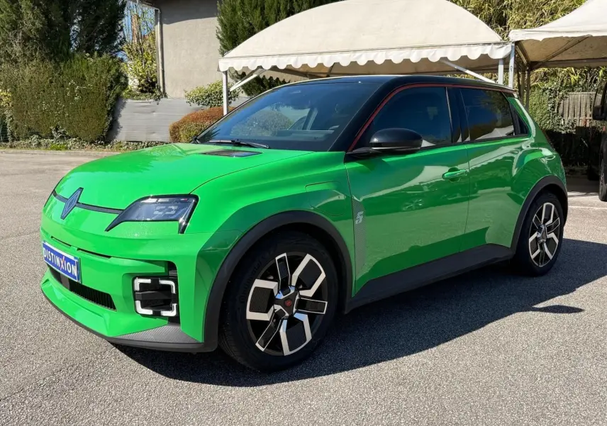 Renault R5 E-Tech électrique 2024 en 3/4 avant, vert Pop avec toit noir étoile et jonc rouge alu visible.