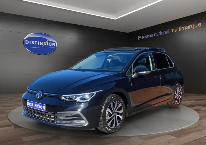 Volkswagen Golf noire vue en 3/4 avant droit avec toit panoramique et jantes alliage distinctives.