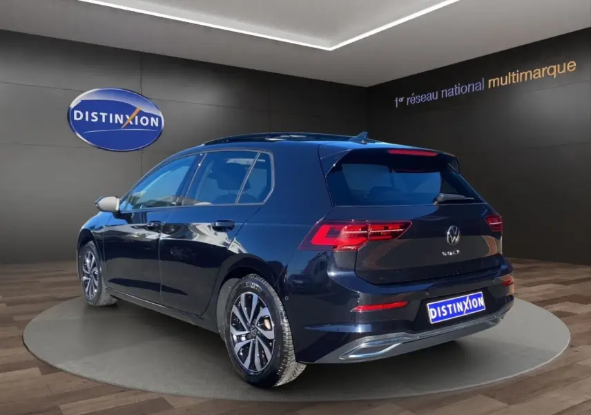 Volkswagen Golf noire vue en 3/4 arrière droit, avec feux LED et jantes alliage distinctives.