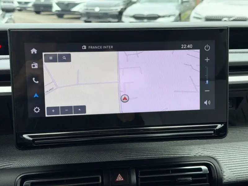 Écran tactile central du tableau de bord de la Citroën C3 2025, affichant le GPS cartographique.