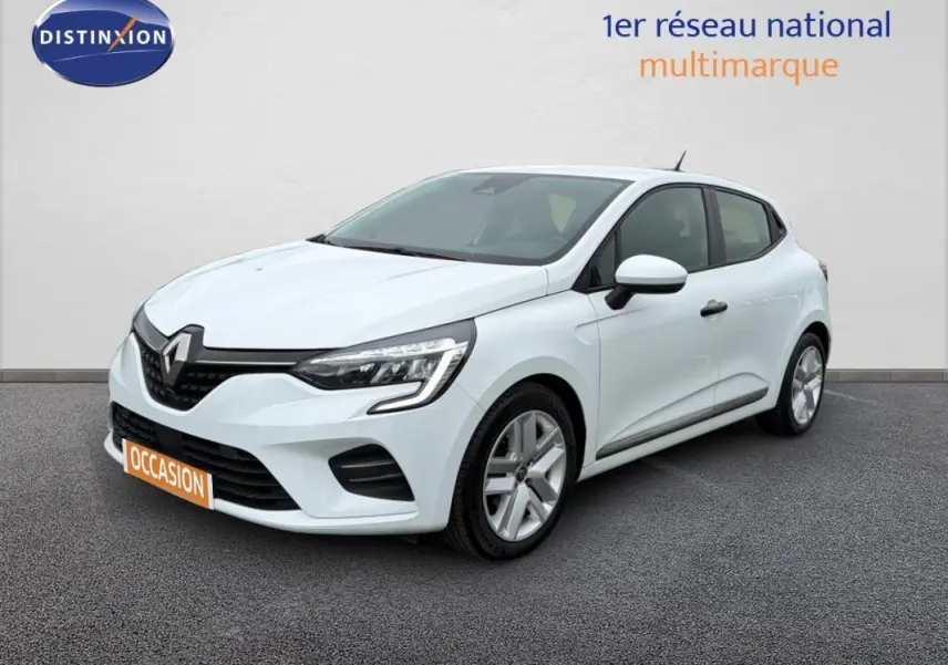 Renault Clio blanc en 3/4 avant droit, avec calandre noire et feux LED distinctifs, sur fond neutre.