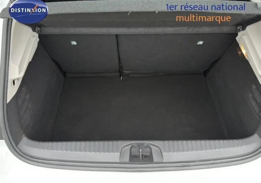 Coffre ouvert vu de dessus d'une Renault Clio blanche 2021, montrant l'espace de chargement vide et propre.